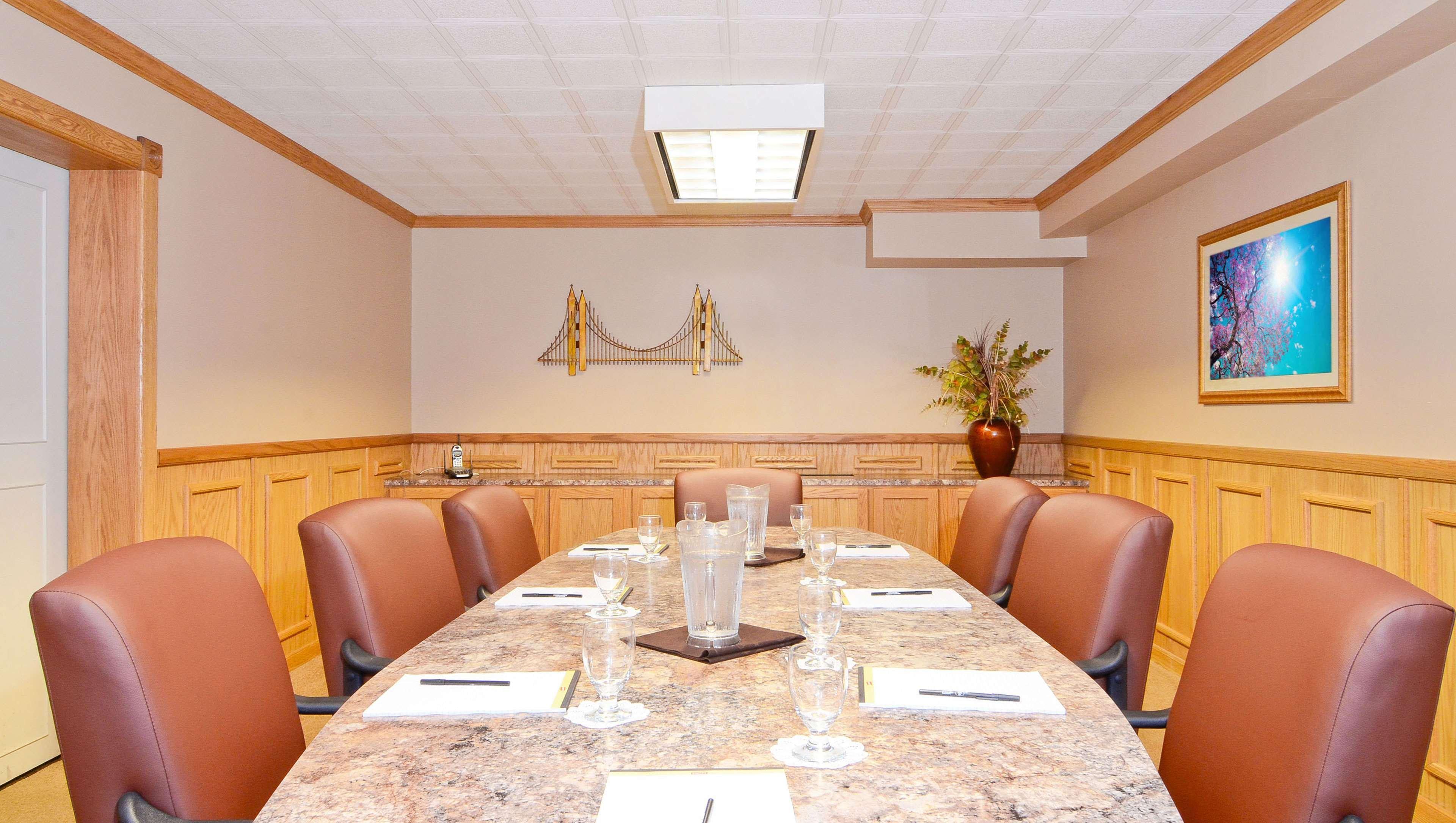 Magnuson Grand Pioneer Inn And Suites Escanaba Business photo
